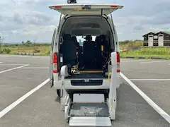 電動リフトと車内後方から